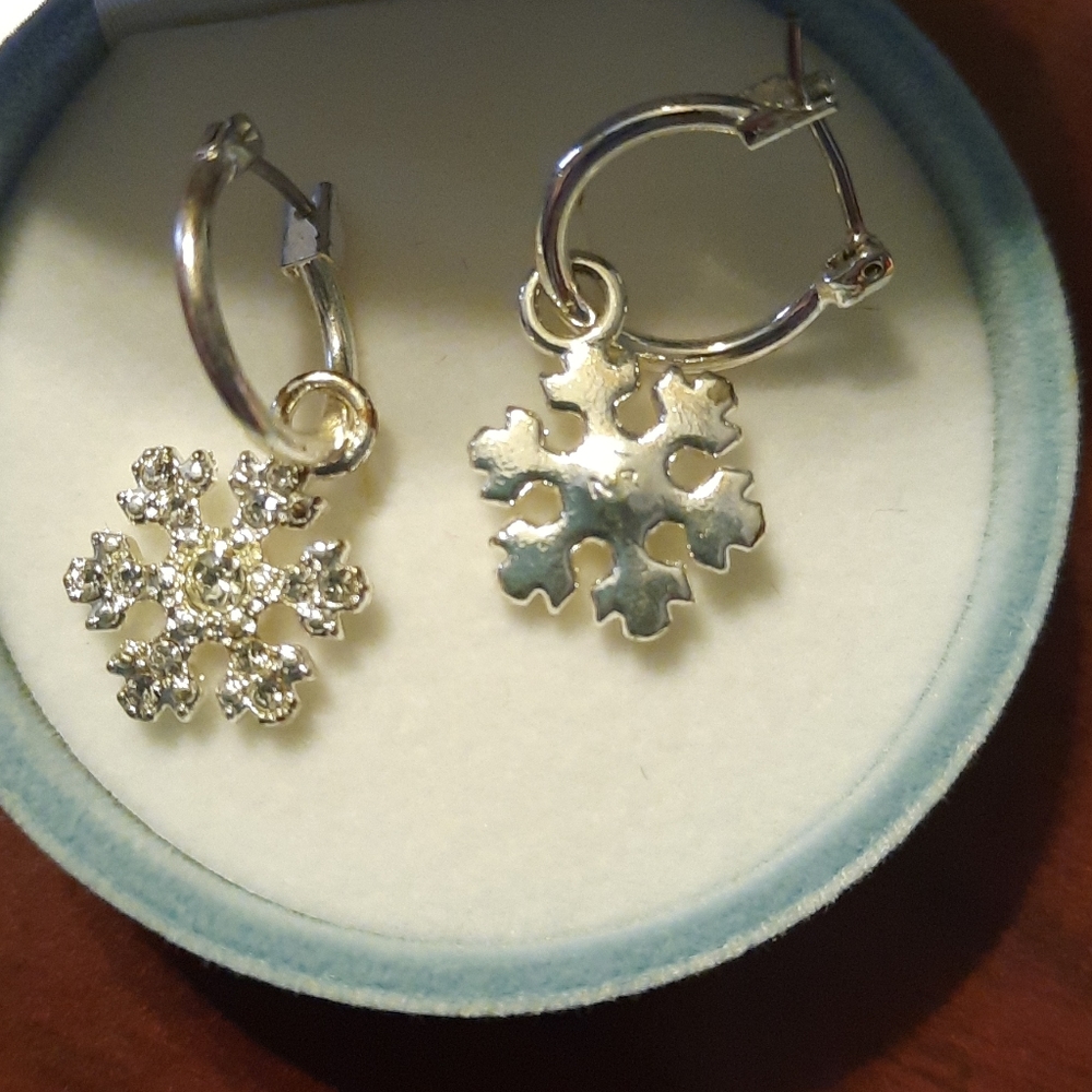 Avon ❄ Snowflake Pierced Earrings NWT - Picture 6 of 7
